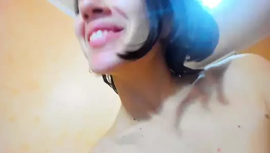 Ateşli büyük memeli esmer Myla_angel yavaşça amını parmaklıyor!