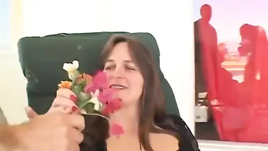 İri güzel kadın arka bahçede sikiliyor