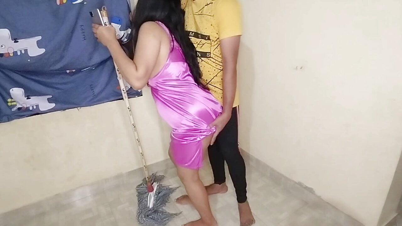 Apne Yaar Ko Bula K Nokrani N Makaan Malik Ke Ghar me chudaya
