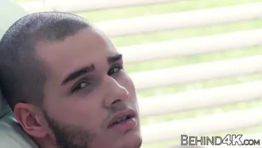 Genç leo marciano mastürbasyondan önce vücut kapalı gösterir