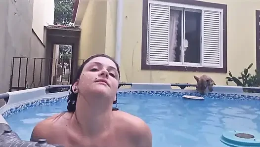 Çıplak komşun havuzda gösteriş yapıyor.
