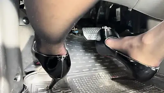 Ukrayna Tanrıçası ile pedal pompalıyor