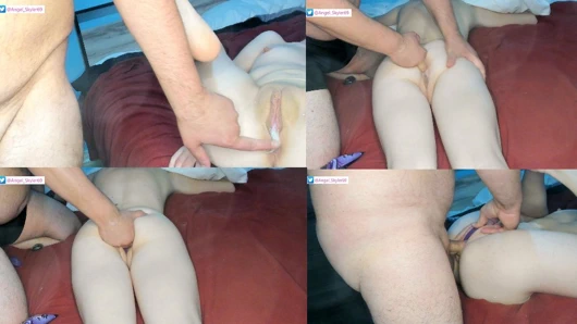 Bacağını kaldırmak için masaj yapıyor ve götüne ve amına parmaklıyor ve ateşli dölle doluyor