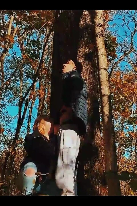 Yürürken ormanda büyük götlü bir güzeli siktim