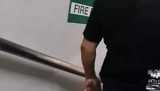 Alışveriş merkezinde halka açık yangın çıkışında riskli seks-Asyalı sikiş