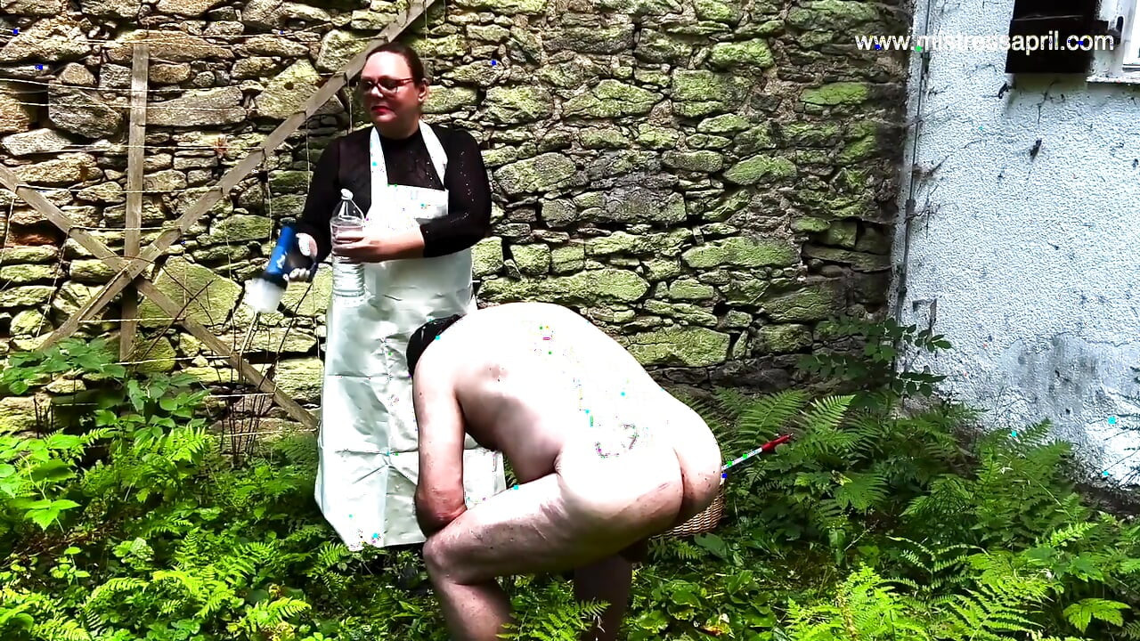 Dominatrix sahibe April ceza blokajı