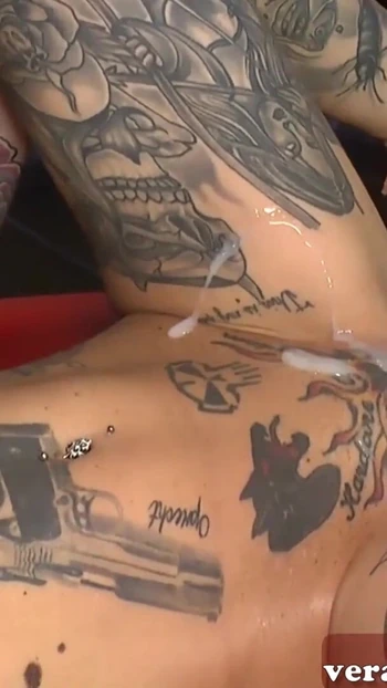 Потрясающий момент от "Кримпай со спермой на тату-шлюшке на немецком гэнгбэнг-вечеринке"