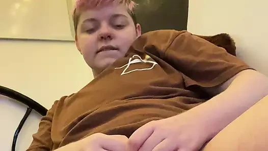 Trans oğlan alexander xbox ile bir vibratör oynuyor