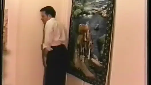 Eşcinsel aşıklar aynı anda bir çift başlı dildoyu domaltarak paylaşıyor