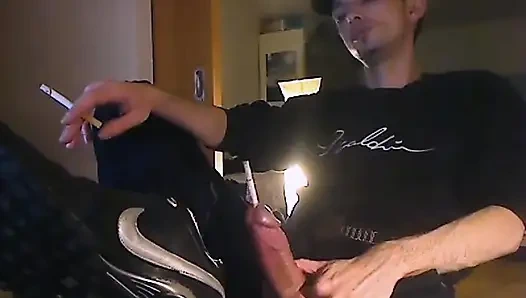 Yarak içinde sigara ile boşalıyor