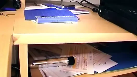 Esmer amatör oyuncakla kıllı amcığı parmaklıyor