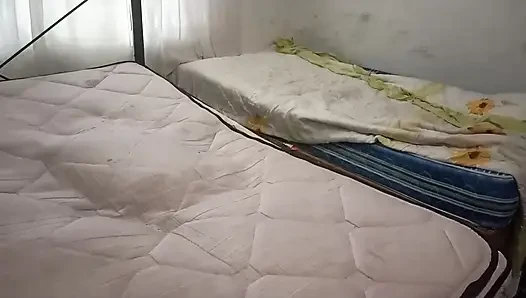Seksi üvey anne yatak odasını tangayla temiziyor ve üvey oğlu için kendini filme alıyor