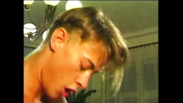 Göğüslü bebek 2 büyük yarrağıyla zevk alıyor ve Bayan Büyük Göğüsler düzgün bir şekilde beceriliyor