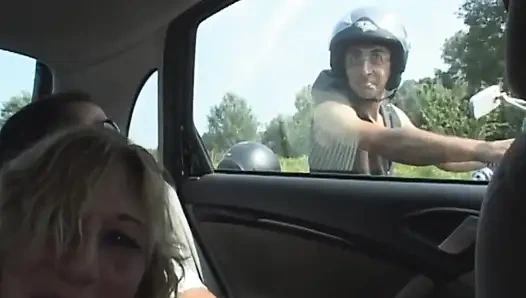 Orta yaşlı seksi kadın ormana getirdi ve bir grup edepsiz domuz tarafından sikiliyor