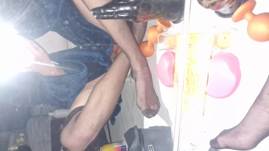 Kadın kılıklı gerçek göğüslerin hayalini kuruyor ve yeni oyuncaklarla sikişiyor.