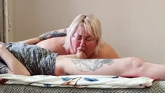 Üvey anne yarağı derinden yutuyor ve döl yutuyor