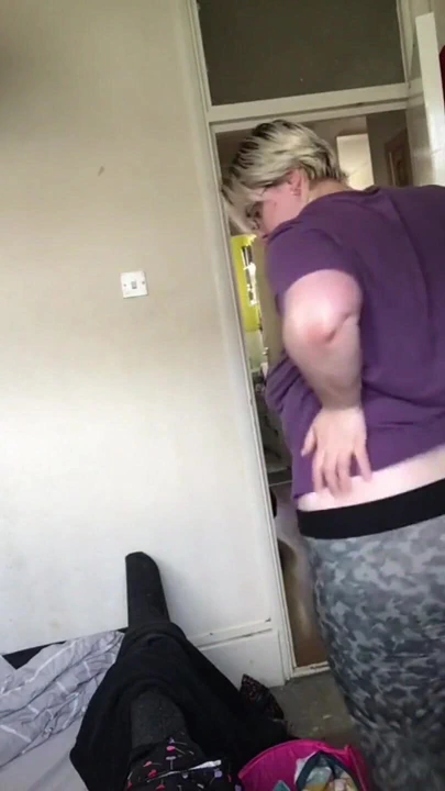 İri güzel kadın açık havada teşhir ile dışarı çıkmaya hazırlanıyor