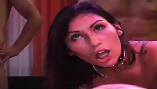 Olgun esmer ıslak grup seks yumruk sokmada genişliyor