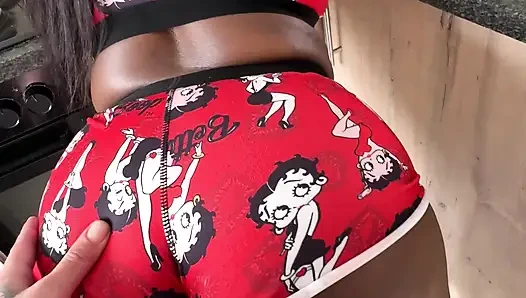 Büyük Memeli Zenci Kız Mutfakta Tüm Dölleri Tutmaya Hazır