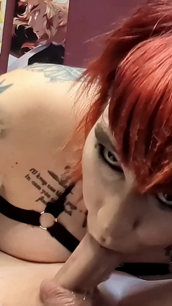 Незабываемый момент из "Девушка-готесса делает грязную глубокую глотку в позе 69"