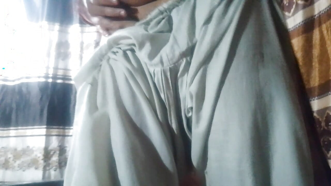 The beautiful Bhabhi took out the goods by sucking the clothes of the neighbor's brother