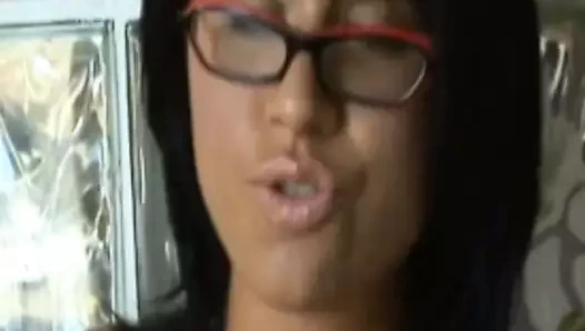 Bu porno yıldızı seksten gerçekten hoşlanıyor