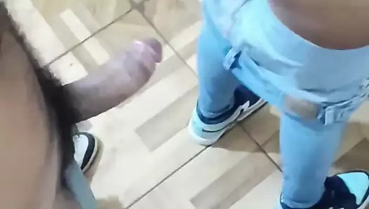 Partiden sonra bir arkadaşını eve götürme! Kendimi tutamıyorum, bu yüzden arkadaşımın kız arkadaşını sikiyorum. Sokakta bacaklarını açıyor