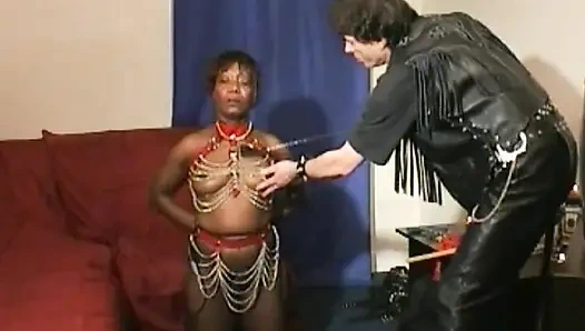 Связанная чернокожая французская сучка наслаждается БДСМ-экшеном