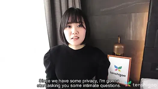 Moeka Tachibana genç ve ilk porno videosunda
