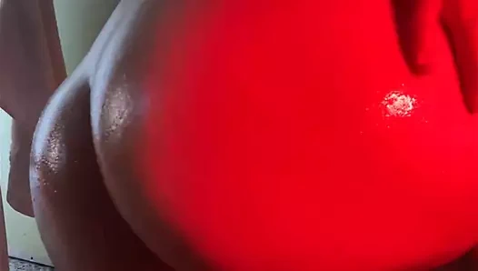 Seksi göt yağla yıkanıyor yousexy için hazır göt senin için hazır yağda banyo yapıyor