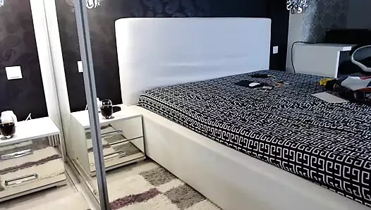 Çıplak vücudunu gösteren sıkı eşek kadın