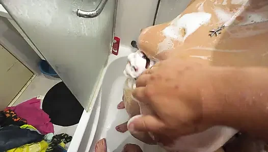 Ateşli amatör memeler duşta sikişiyor. Güzel seksi üvey kız kardeşimden bakış açısı yakın çekim meme sikişi
