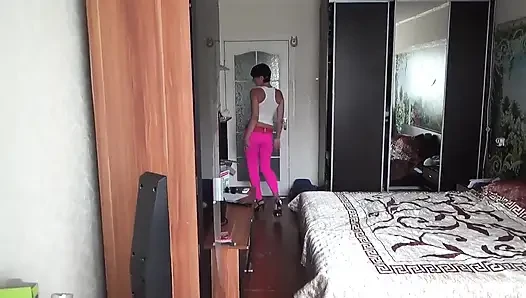 Kate yoga pantolonlu yüksek topuklu ve kısa beyaz üstlü seksi yürüyor