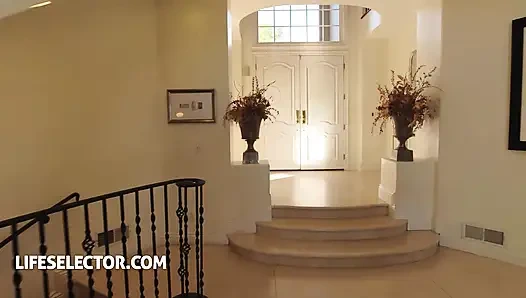 Hizmetçi Stacy Bloom katıldığında ev ziyareti çıldırıyor