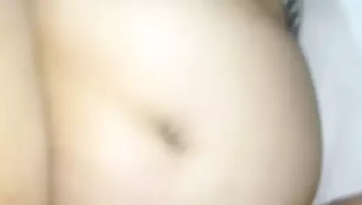 Le doy leche a esposa embarazada del vecino