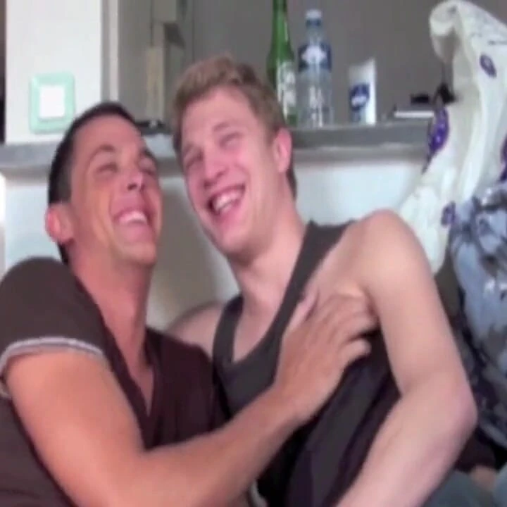 Sürtük 2 porno yıldızı Greg ve Kaemron tarafından sikiliyor