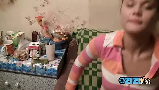 Taytlı seksi genç kız bir profesyonel gibi emiyor ve sikişiyor