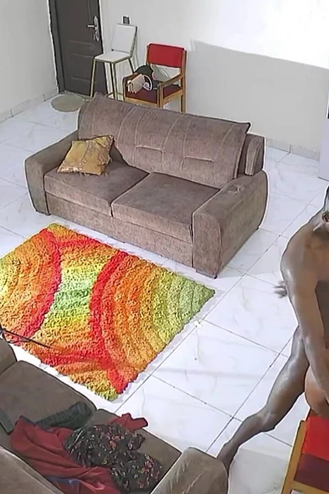 Ela convidou seu garoto de foda porque o tempo estava frio
