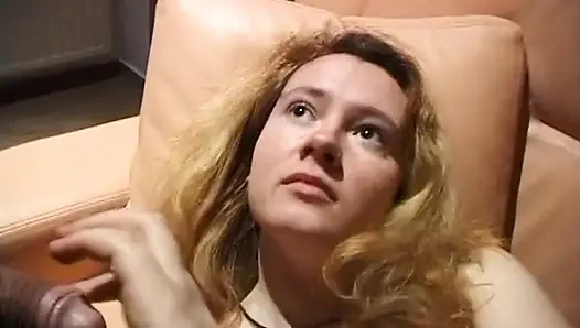 Büyük memeli sarışın kıllı amcığını oynuyor