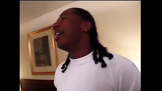 Siyah sürtük amını domaltarak siktiriyor