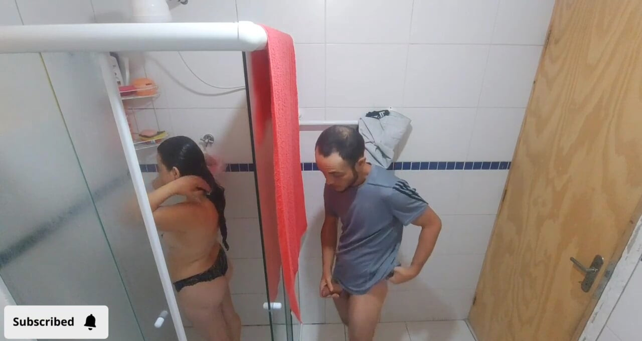 Yaramaz yaşlı üvey baba üvey kızını duşta izliyor! Ve ona sakso çektiriyor ve sikini amında hissediyor!