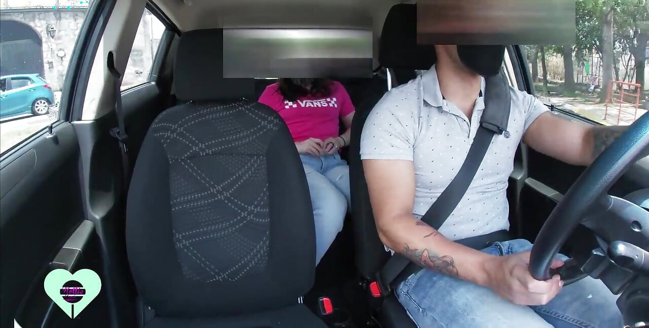 Güzel genç kız uber'imin içinde mastürbasyon yapıyor ve onu kaydettiğimin farkında değil