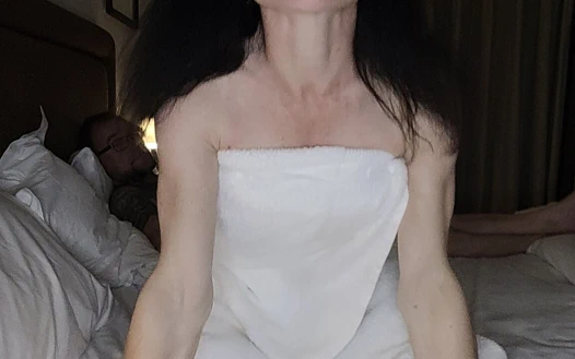 Ateşli bir duş sonrası kendimi boşaltıyorum