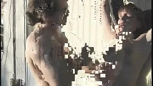 Esmer itaatkar yatakta yatarken amını ovuyor