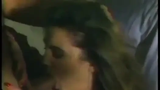 Azgın adam sarışın sürtüğün amını yaladıktan sonra sakso çekiyor