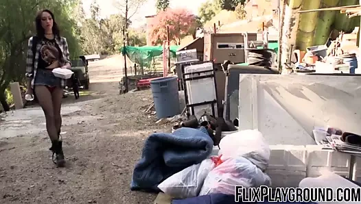 Dik siyah polis baştan ve sikikleri ile bir beyaz lezbiyen kız