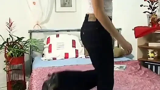 Seksi sarışın bacaklarını geniş açıyor ve tatlı amcığıyla oynuyor