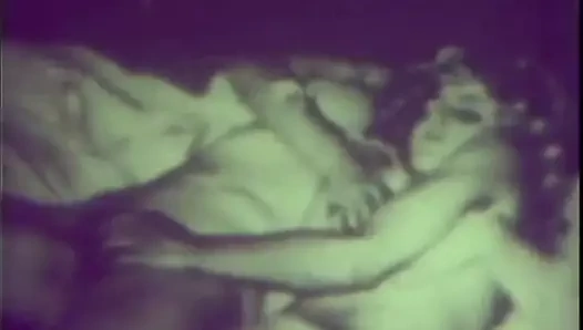 Lezbiyen kızlar birbirlerinin vücudunu keşfediyor (1950'lerde vintage)