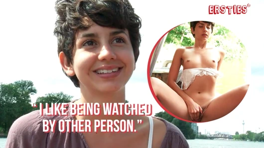 Ersties - bir teknede Anais kendini parmaklarıyla tatmin ediyor