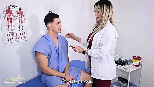 Azgın doktor genç hastasına tıbbi ofisinde onu siktiriyor, Monique Fuentes ve Lian Grey